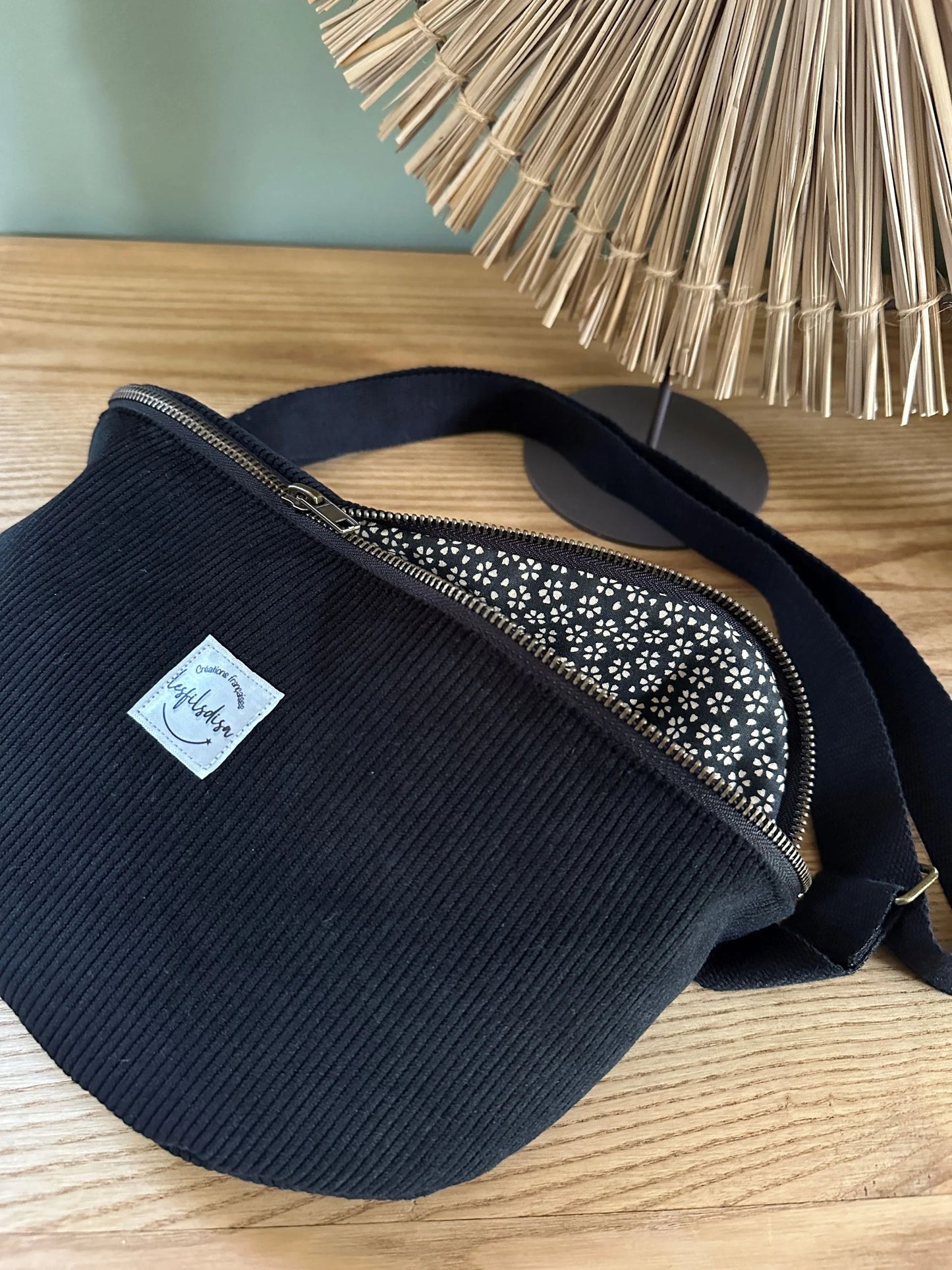 Le sac banane en velours côtelé noir, entrouvert.