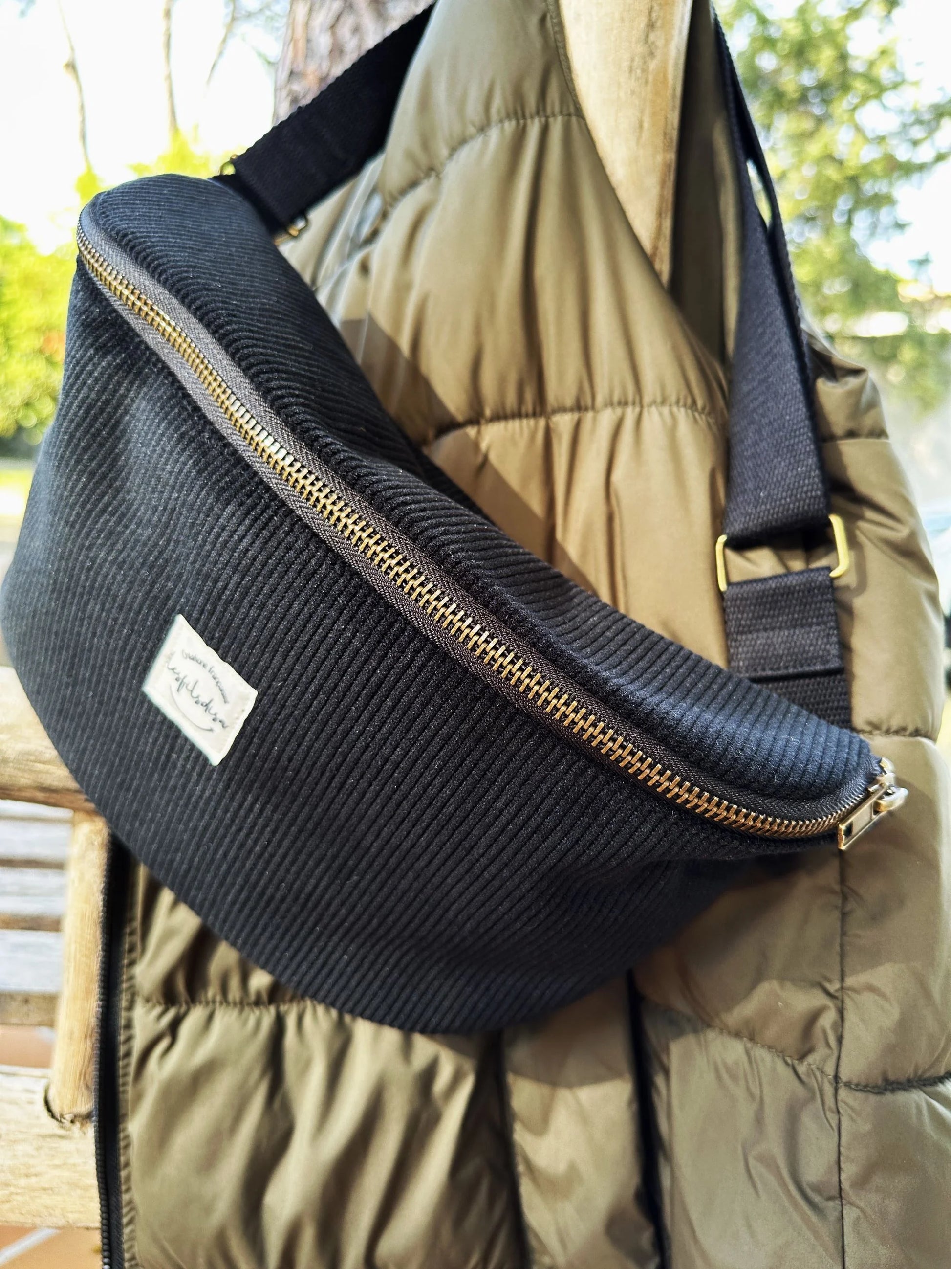 Le sac banane Lesfilsdisa en velours côtelé noir