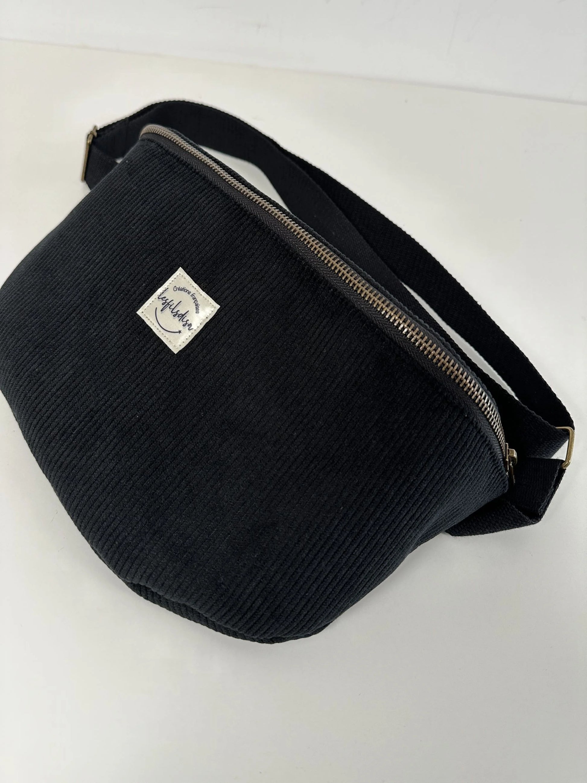 Le sac banane en velours côtelé noir