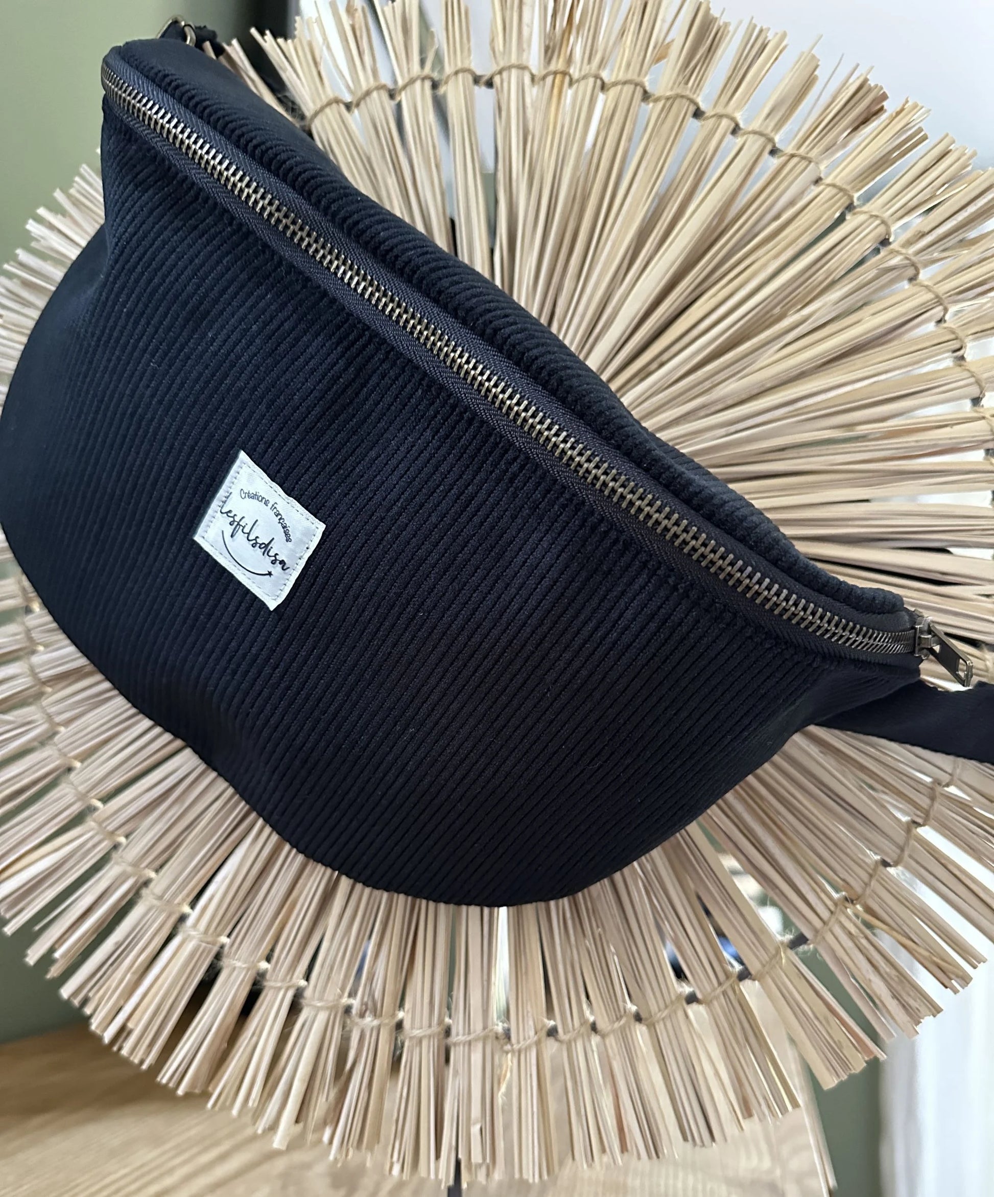 Le sac banane en velours côtelé noir