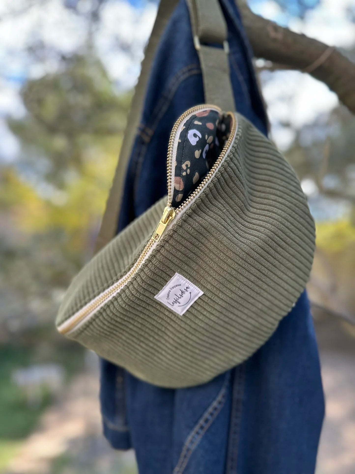 Aperçu de la doublure intérieure du sac banane en velours cotelé vert armée.