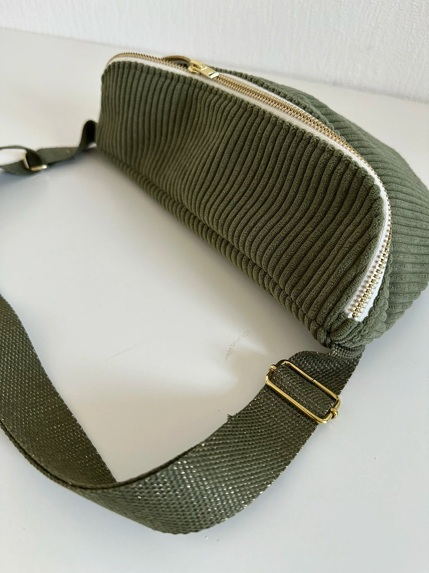 La sangle en coton réglable du sac banane en velours cotelé vert armée.