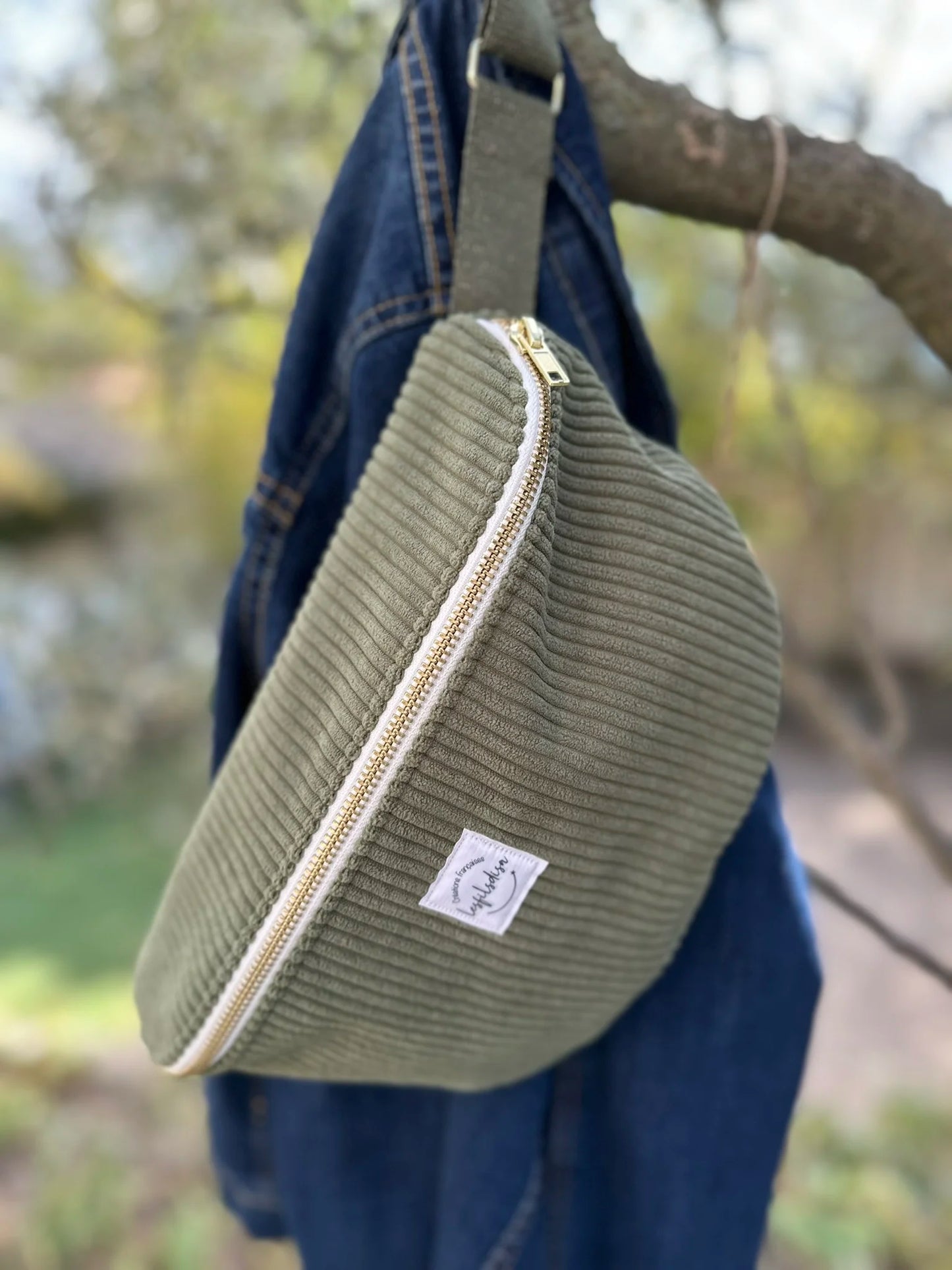 Le sac banane en velours cotelé vert armée.