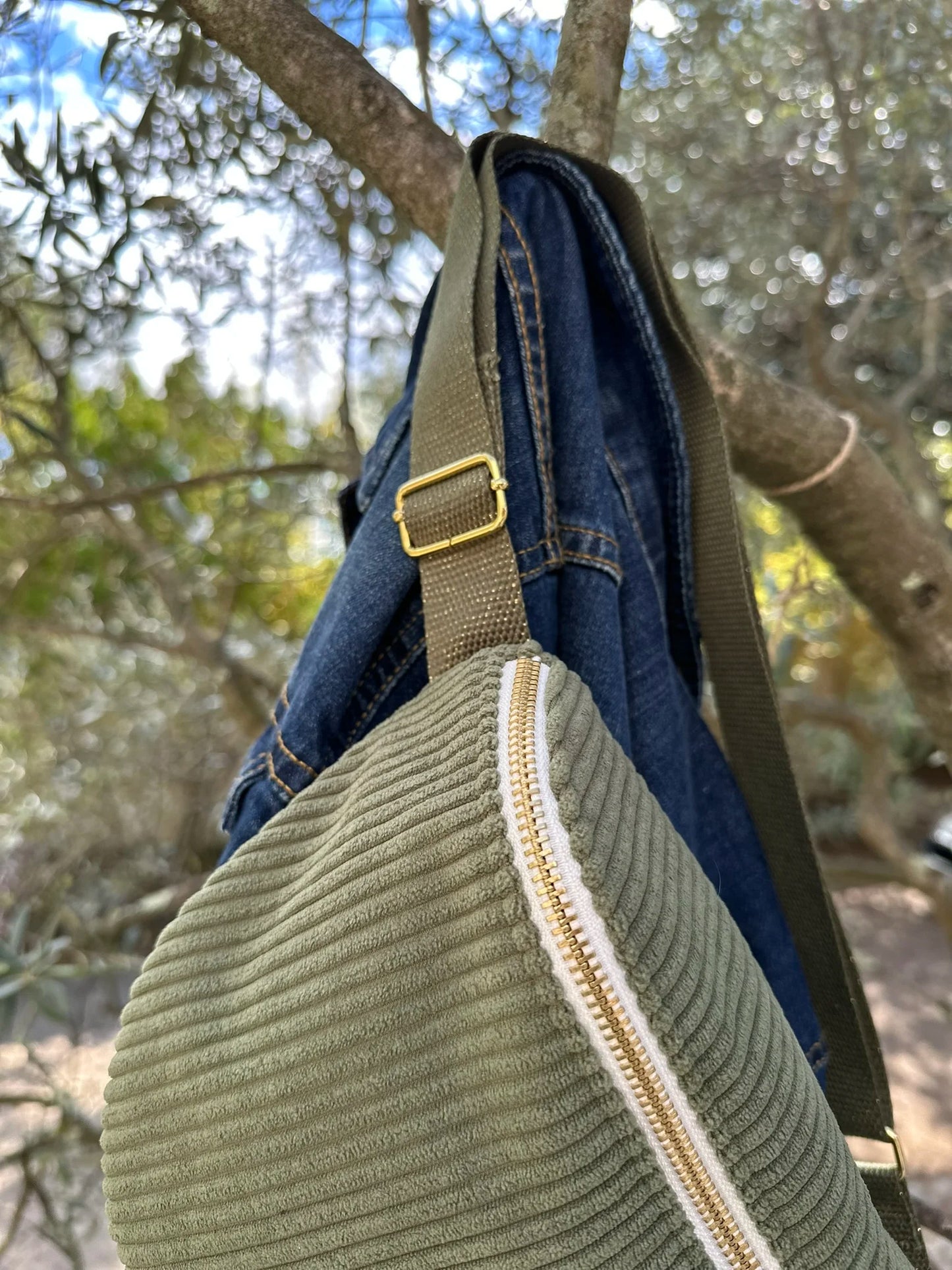 La boucle coulissante du sac banane en velours cotelé vert armée.
