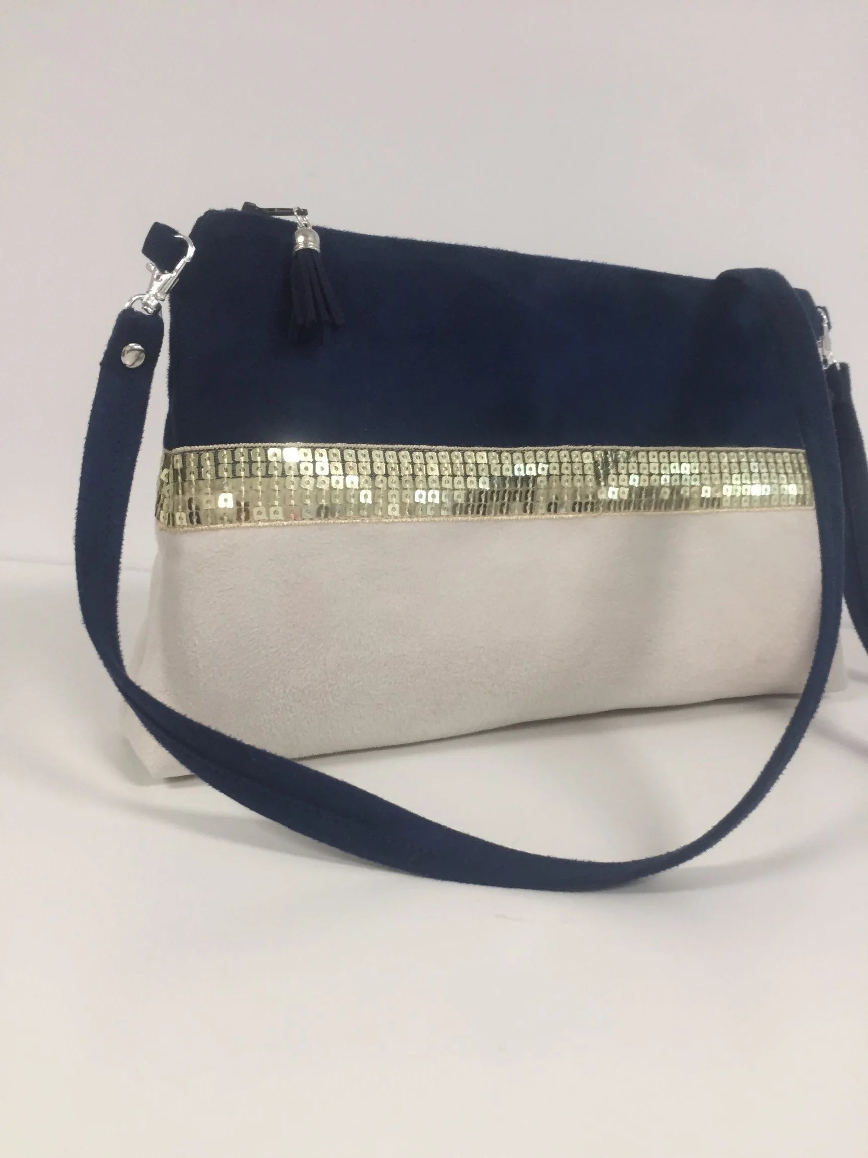 Vue d'ensemble du sac bandoulière Isa bleu marine et ivoire à paillettes dorées.