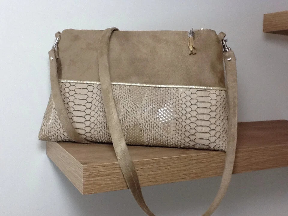 le sac bandoulière Isa camel et doré aspect reptile, avec sa bandoulière amovible.