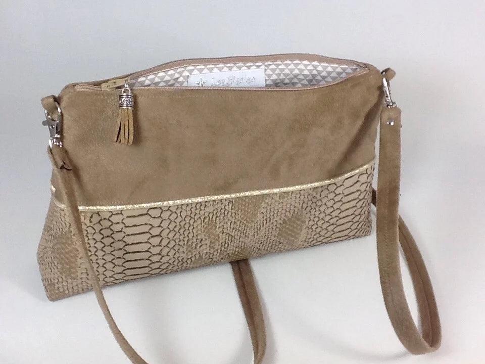 L'intérieur du sac bandoulière Isa camel et doré aspect reptile.