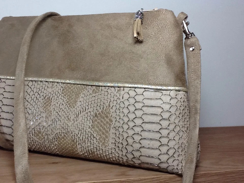 Vue détaillée du sac bandoulière Isa camel et doré aspect reptile.