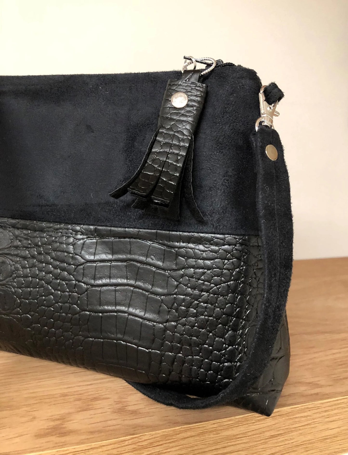 Vue détaillée du sac bandoulière Isa noir aspect reptile.