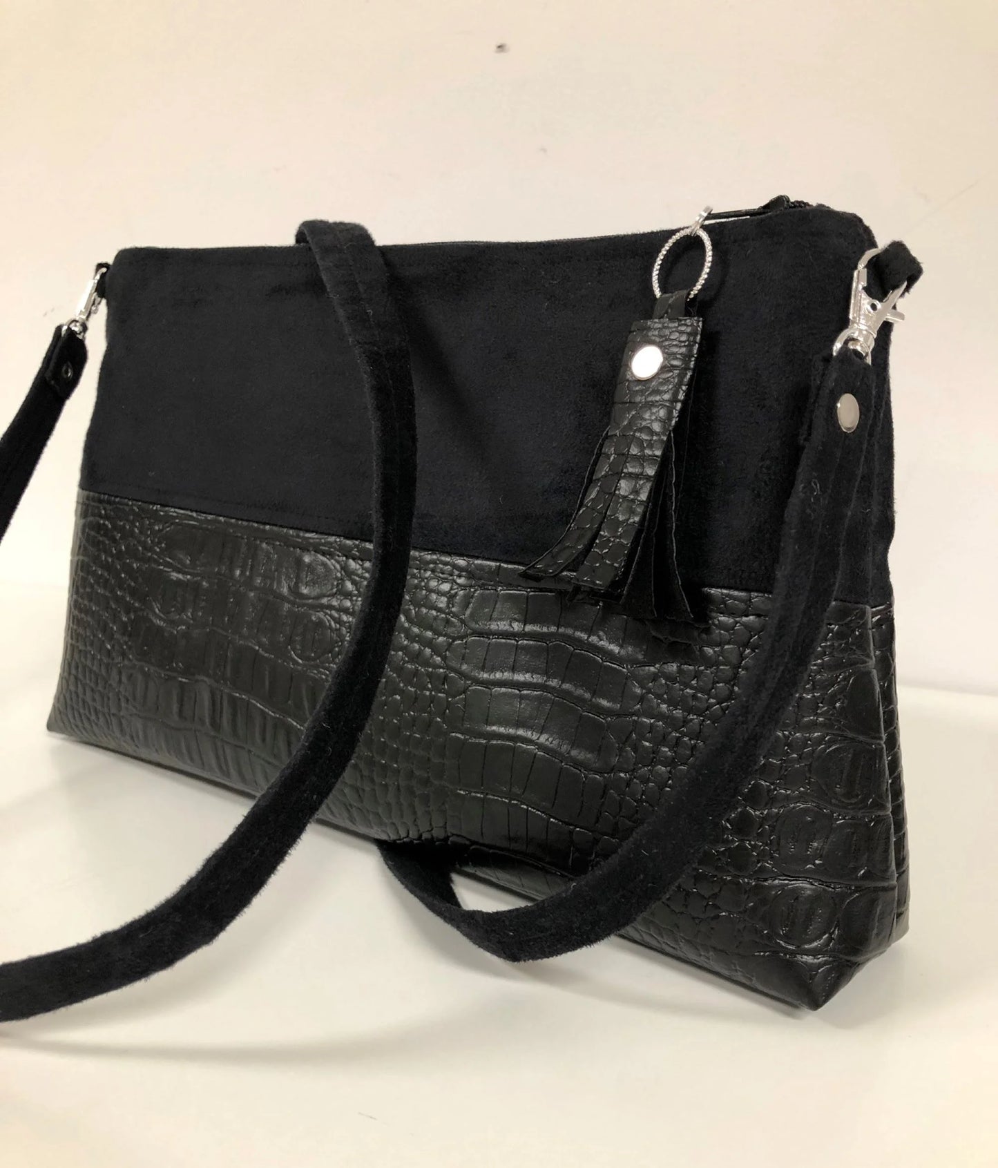 L'aspect bi matière du sac bandoulière Isa noir aspect reptile.
