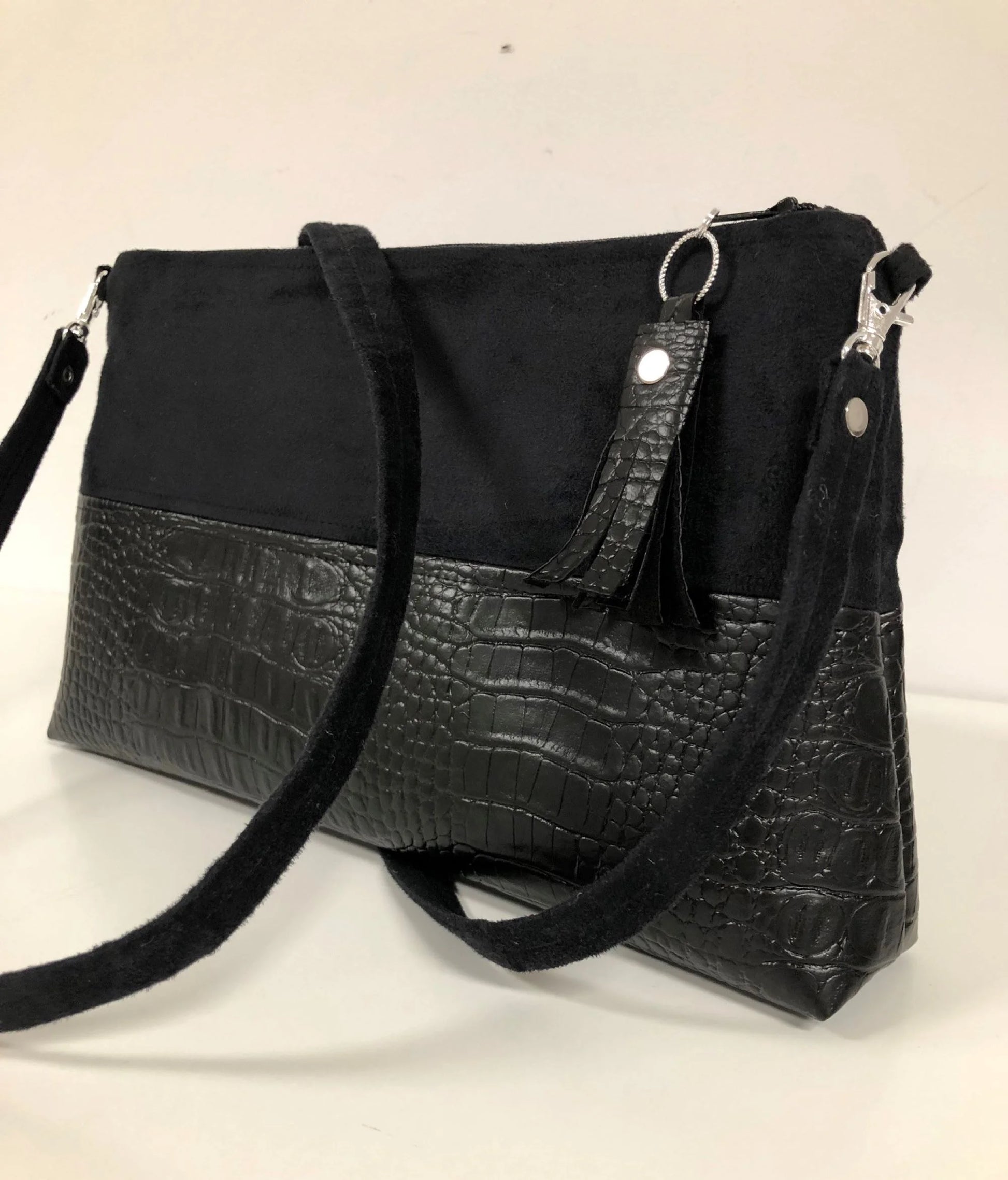 L'aspect bi matière du sac bandoulière Isa noir aspect reptile.
