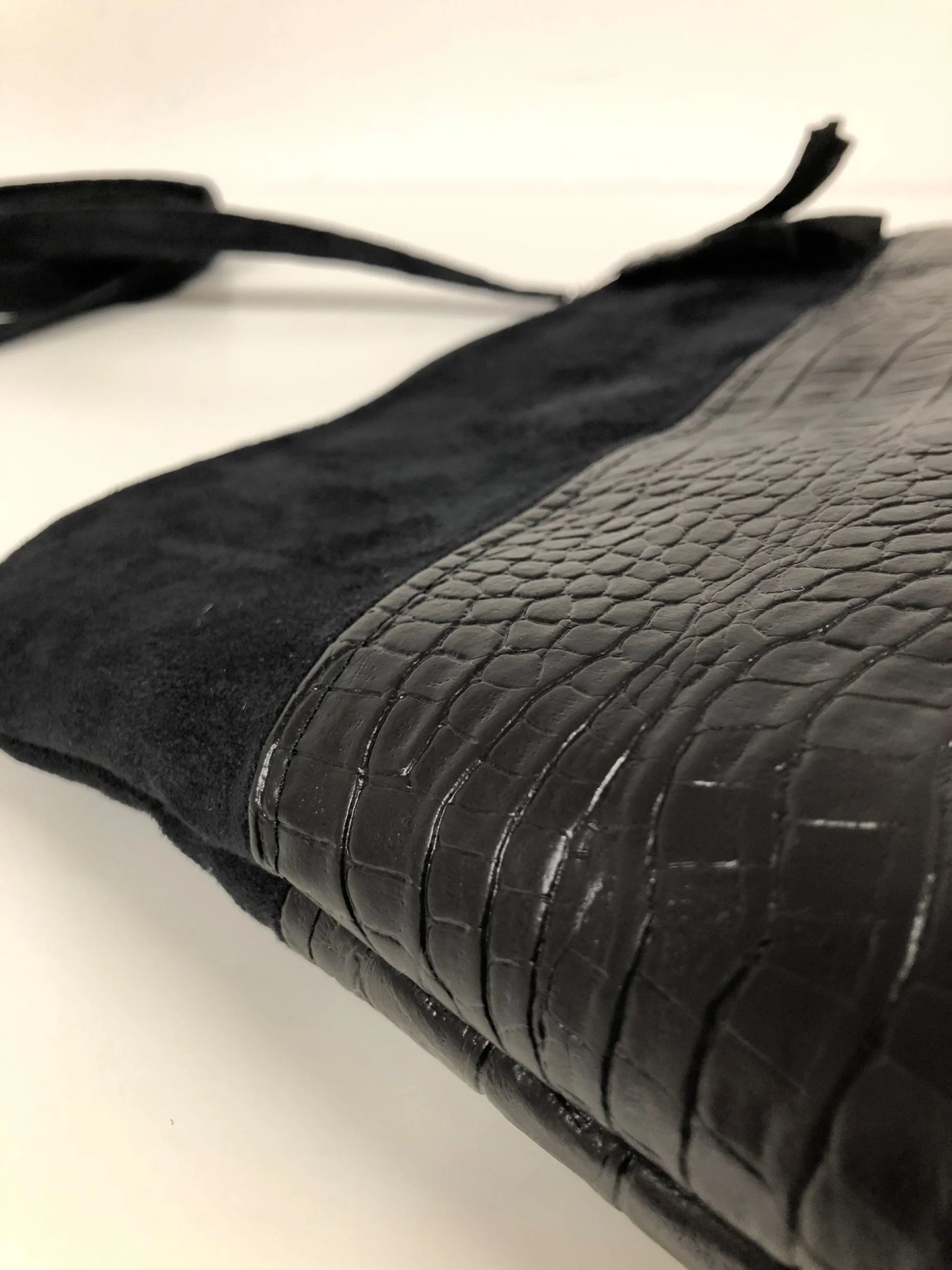 Vue latérale du sac bandoulière Isa noir aspect reptile.
