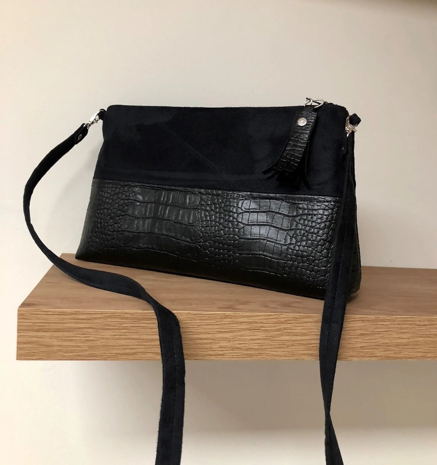 Le sac bandoulière Isa noir aspect reptile, vue d'ensemble.