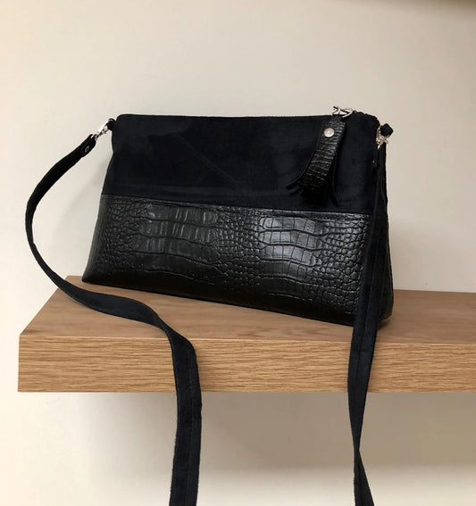Le sac bandoulière Isa noir aspect reptile, vue d'ensemble.