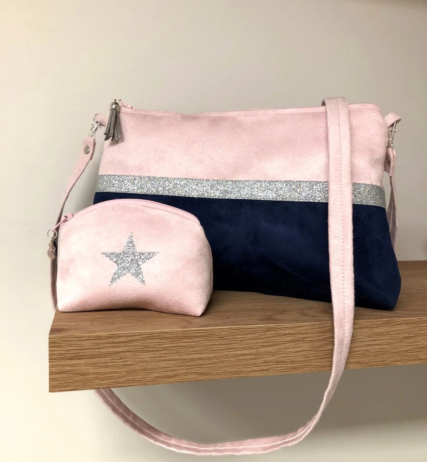 Le sac bandoulière Isa rose pale et bleu marine à paillettes argentées