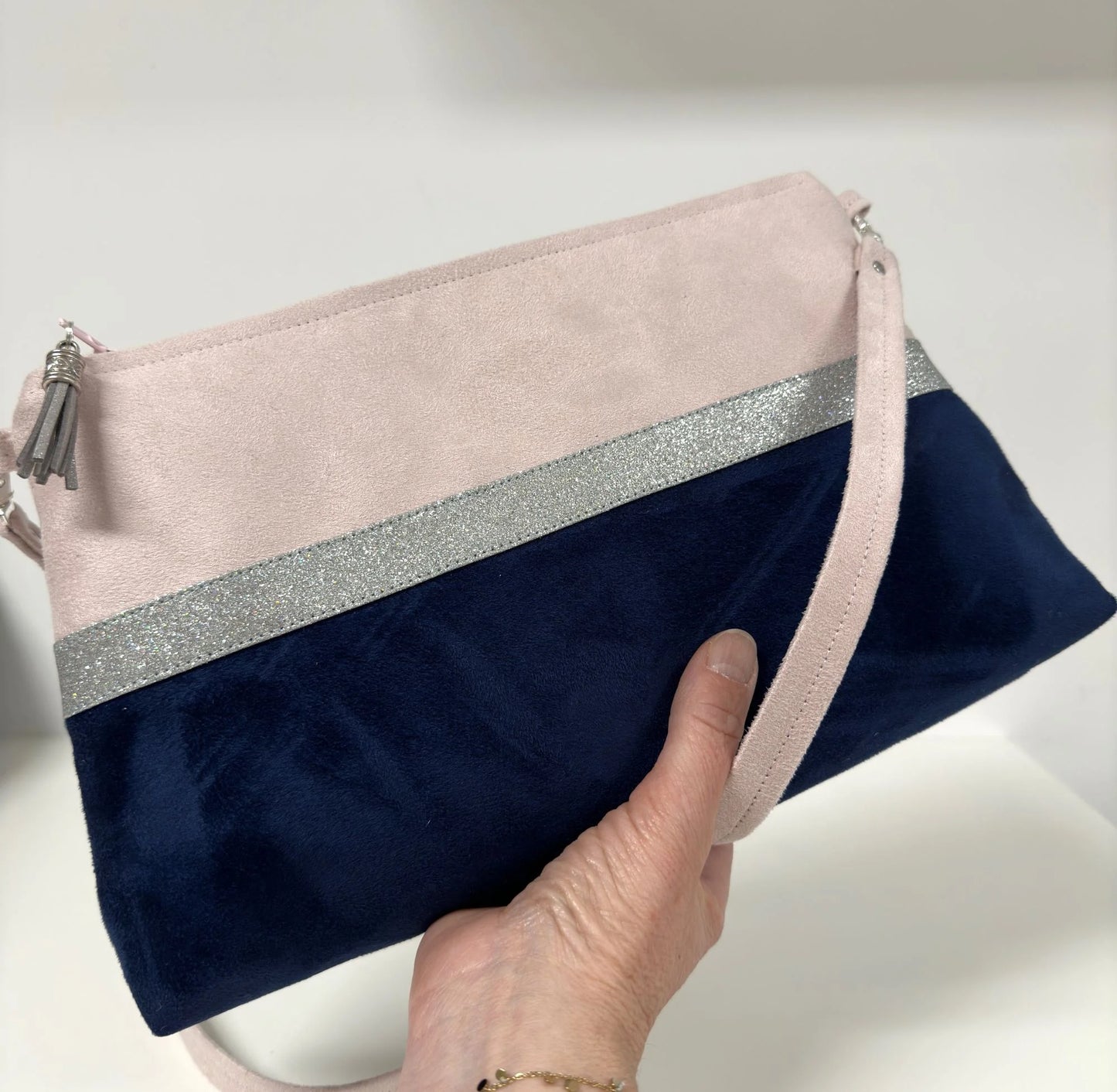 Le sac bandoulière Isa rose pale et bleu marine à paillettes argentées