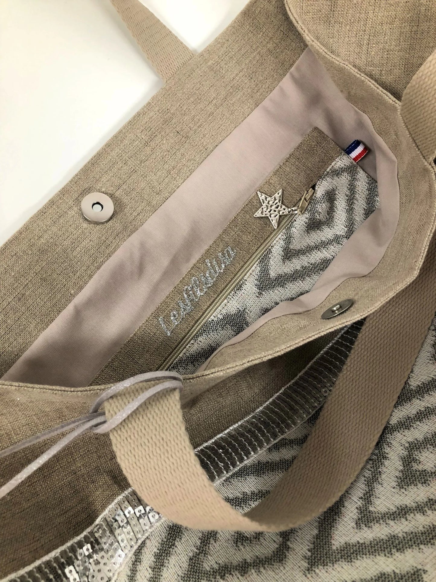 Vue intérieure de la poche du sac cabas Isa en lin à chevrons écrus, avec fermoir magnétique.