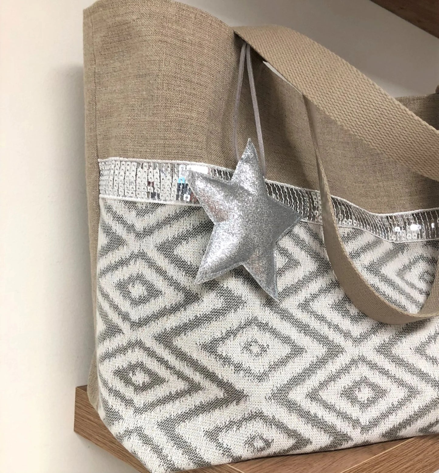 Vue détaillée du sac cabas Isa en lin à chevrons écrus.