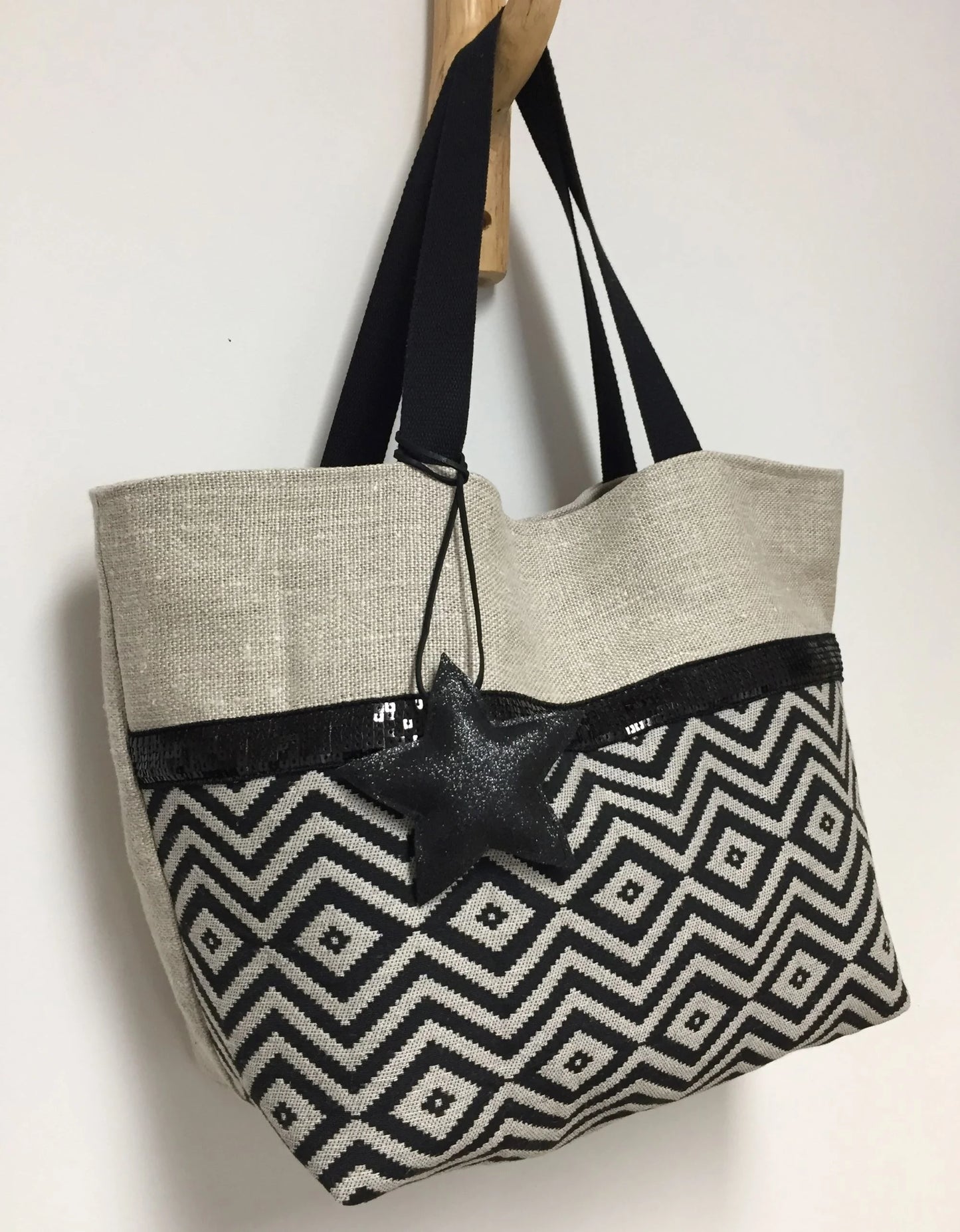Vue d'ensemble du sac cabas Isa en lin et chevrons noirs à paillettes.