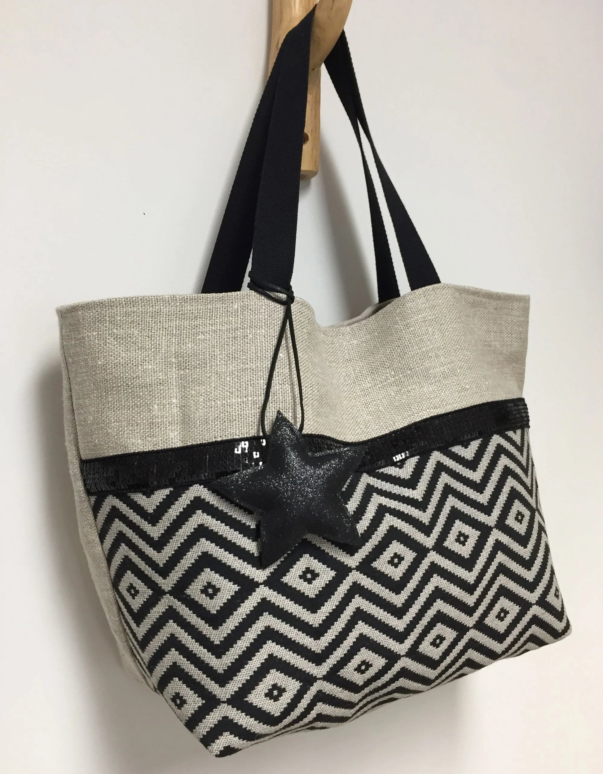 Vue d'ensemble du sac cabas Isa en lin et chevrons noirs à paillettes.