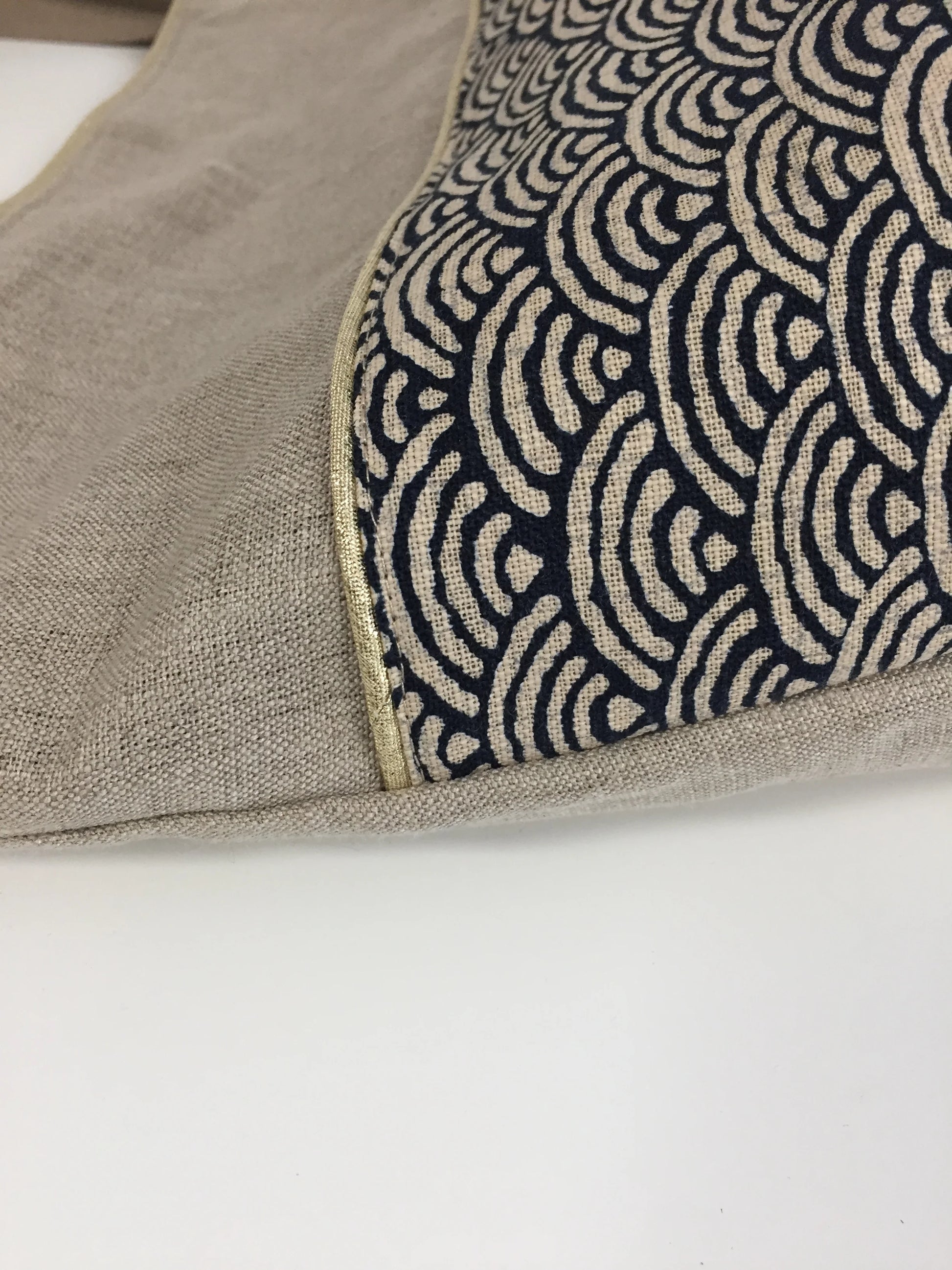Face avant du sac cabas Isa en lin et tissu japonais bleu nuit, beige et doré.