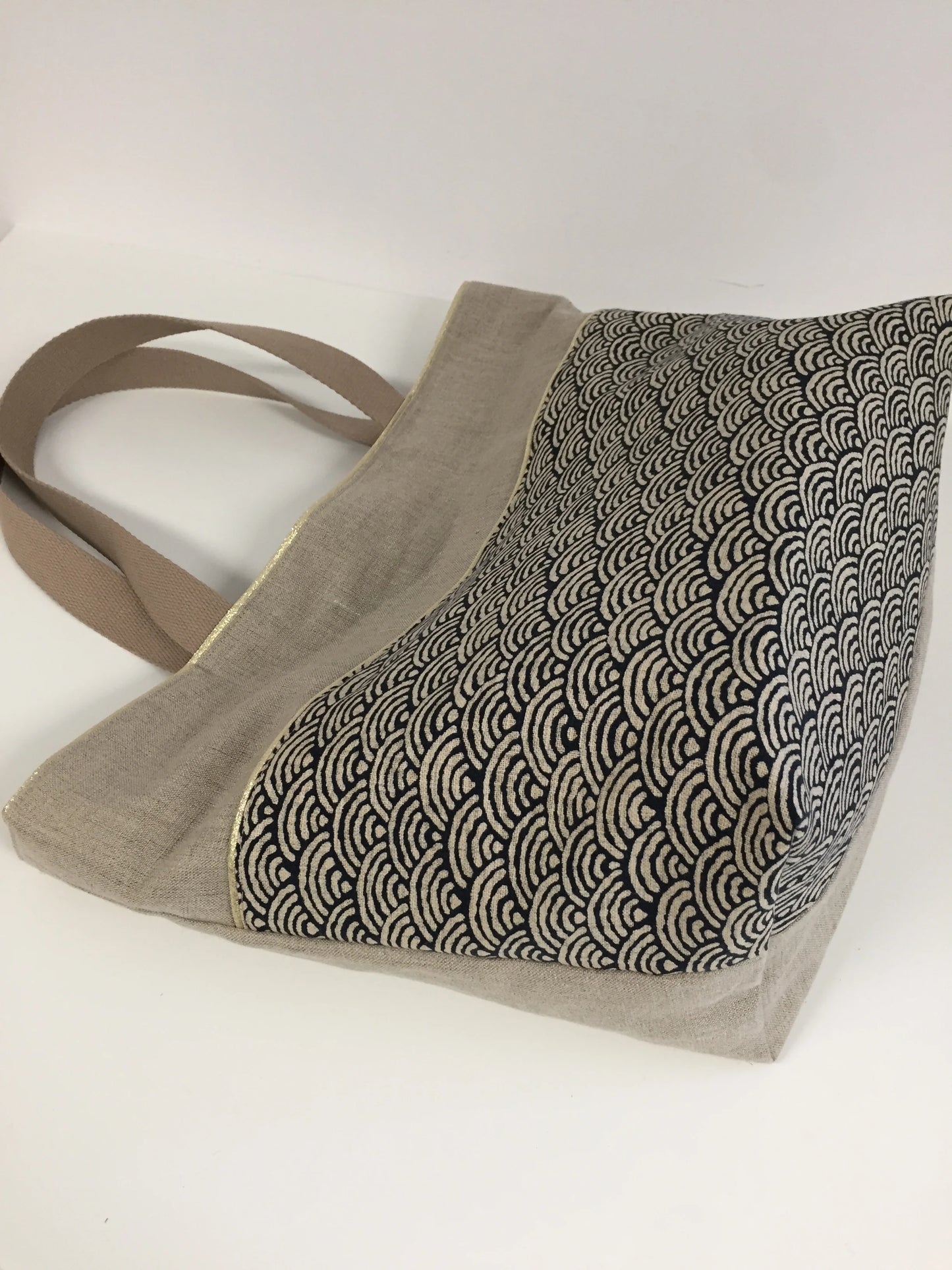 Vue d'ensemble du sac cabas Isa en lin et tissu japonais bleu nuit, beige et doré.