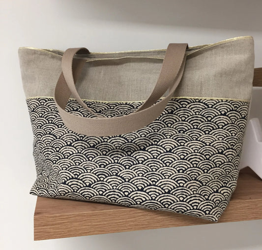 Le sac cabas Isa en lin et tissu japonais bleu nuit, beige et doré, face avant.