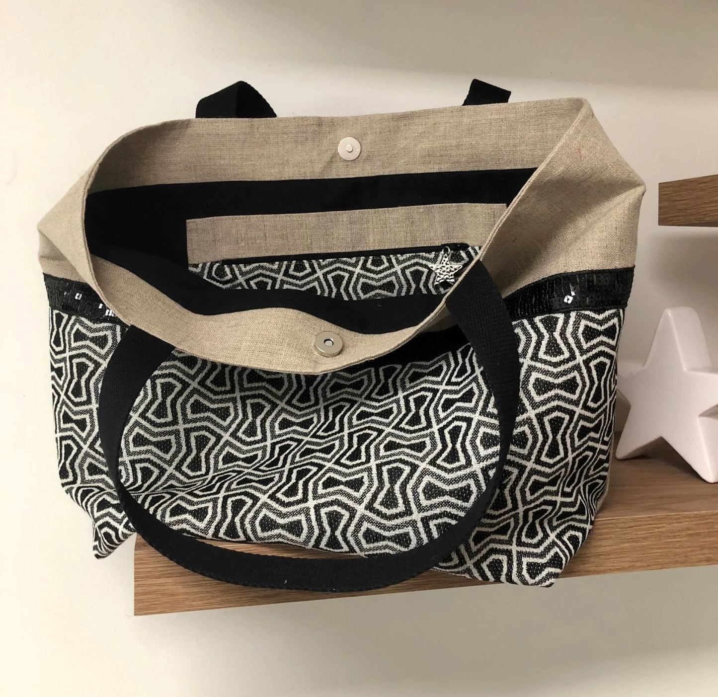 Vue intérieure du sac cabas Isa en lin et tissu jacquard à paillettes noires.