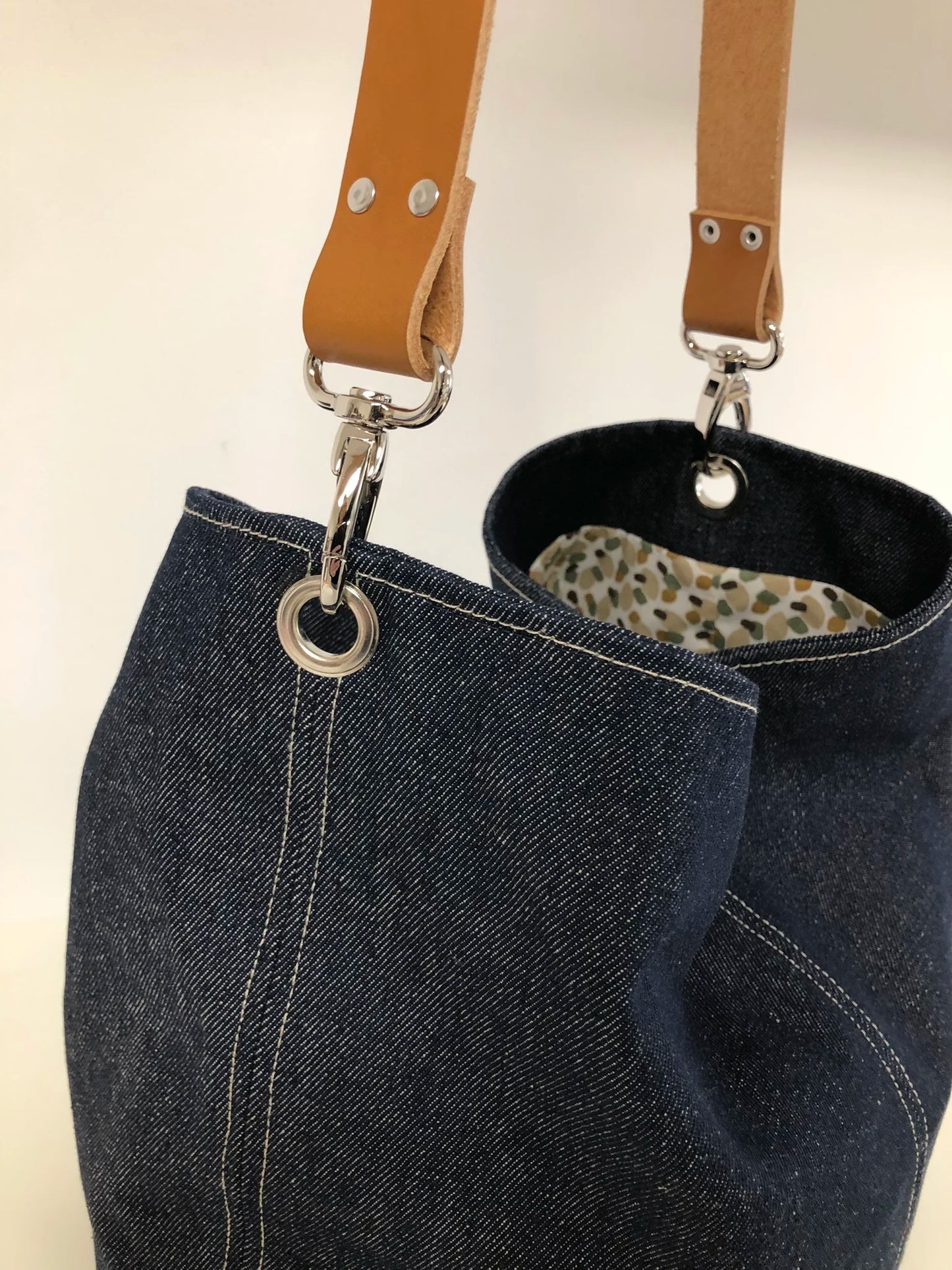 Le sac hobo Lesfilsdisa en denim avec ses oeillets d'accroche de l'anse en cuir