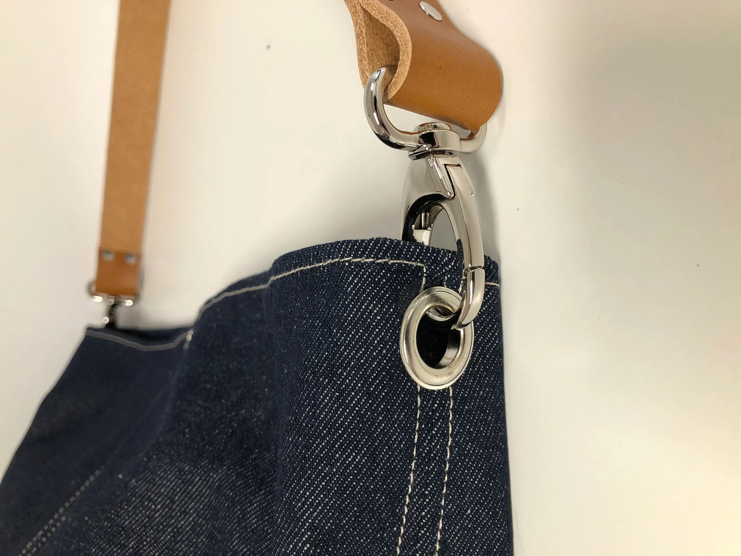 Blue linen shoulder bag with removable fawn or brown leather handle / Women's hobo bag, sportswear style / Canvas bucket bag, closed leather handle