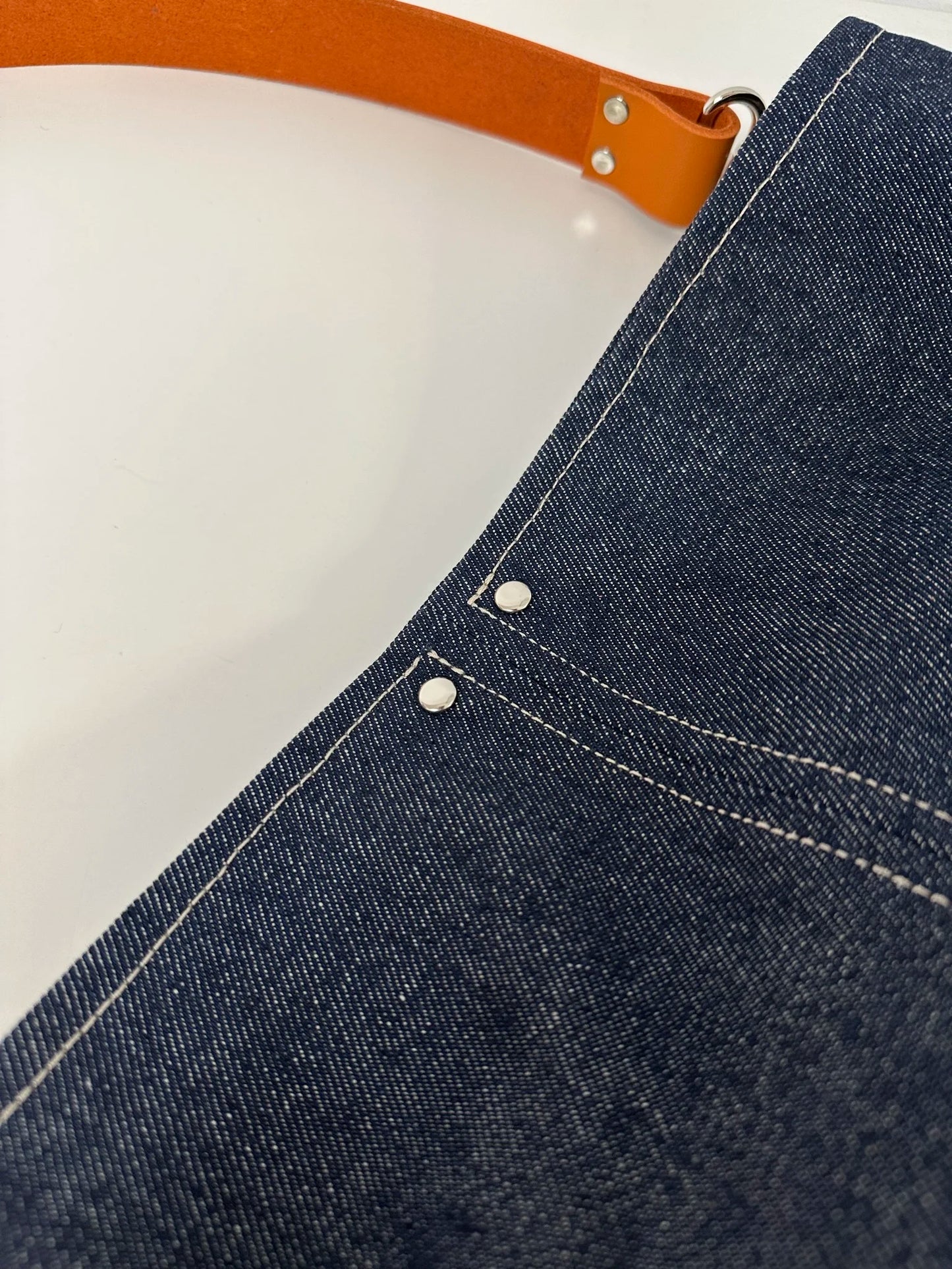 les surpiqures et rivets du sac hobo Lesfilsdisa en denim