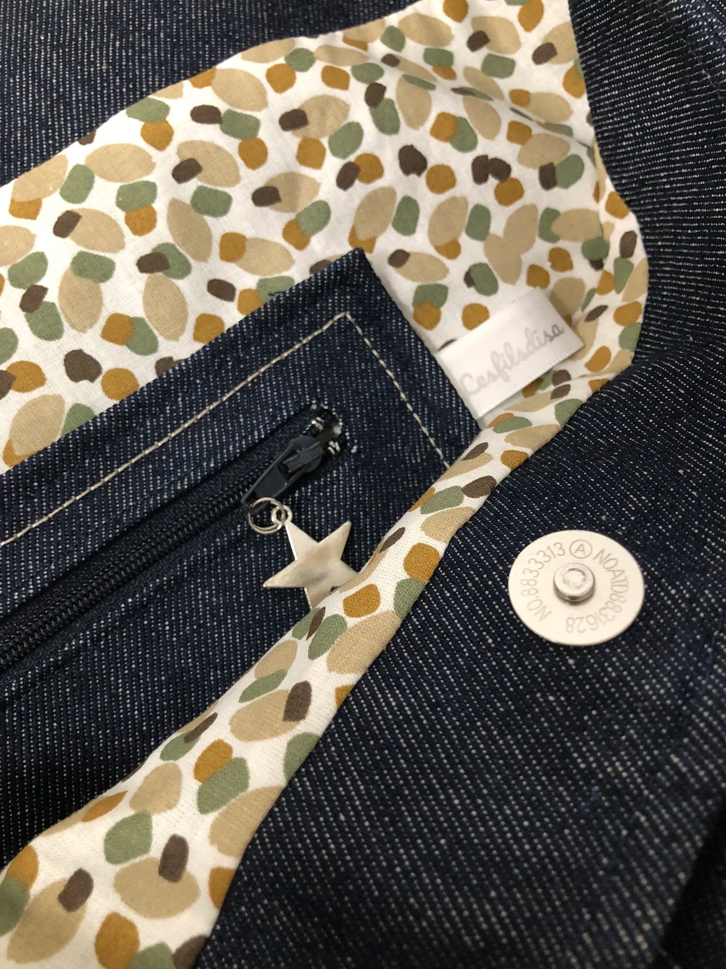 La poche zippée intérieure du sac hobo Lesfilsdisa en denim