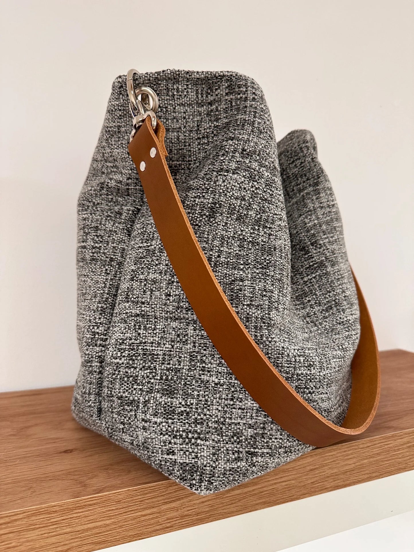 Le sac Hobo Lesfilsdisa en toile gris chiné et anse en cuir fauve