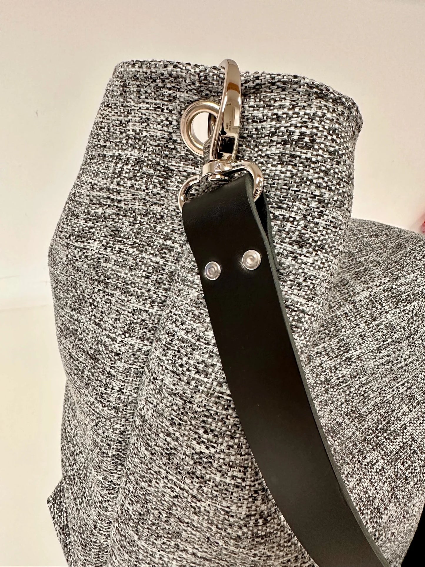 Vue détaillée de l'anse en cuir noir du sac Hobo Lesfilsdisa