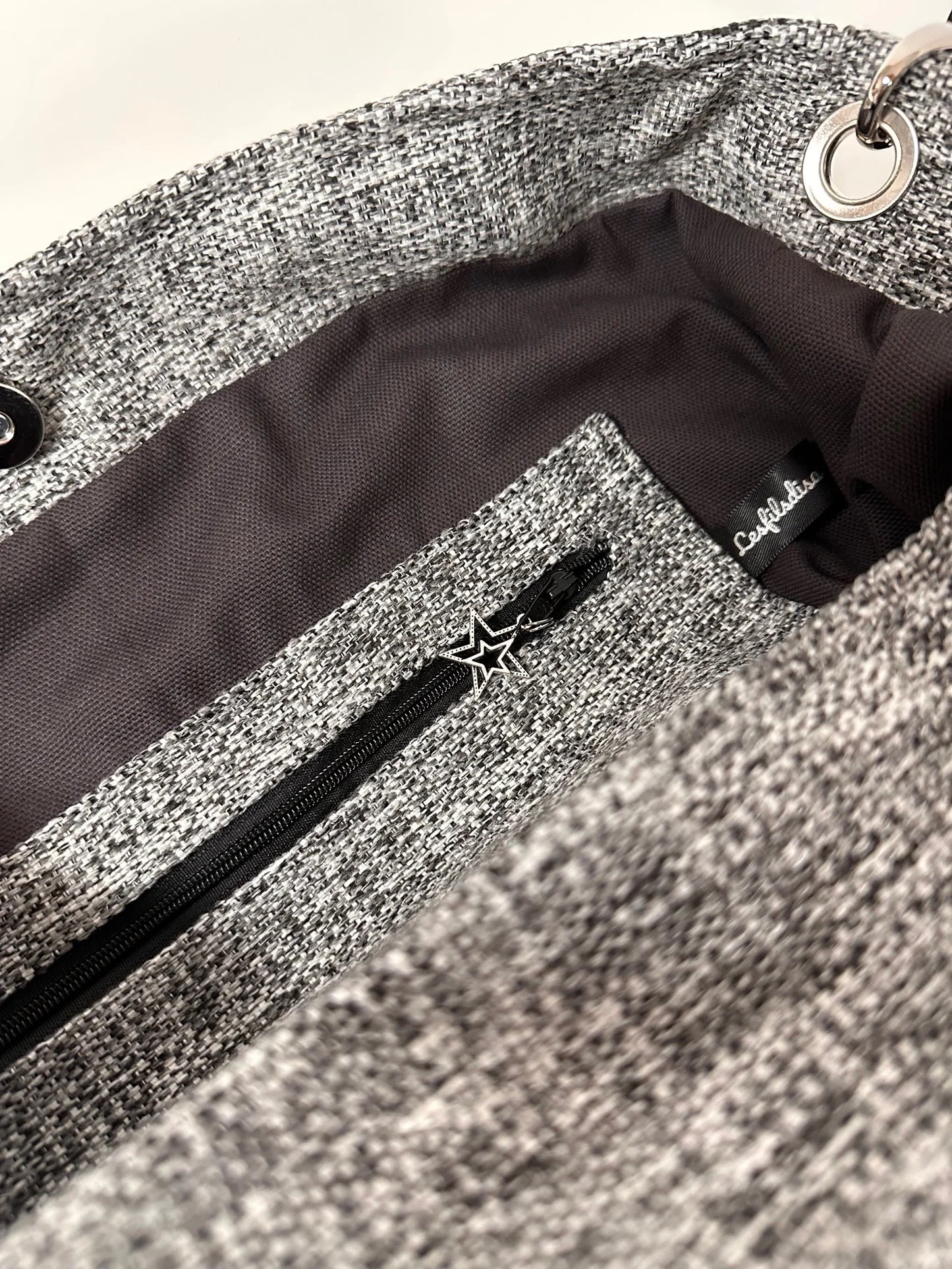 La poche zippée intérieure du sac Hobo gris chiné Lesfilsdisa