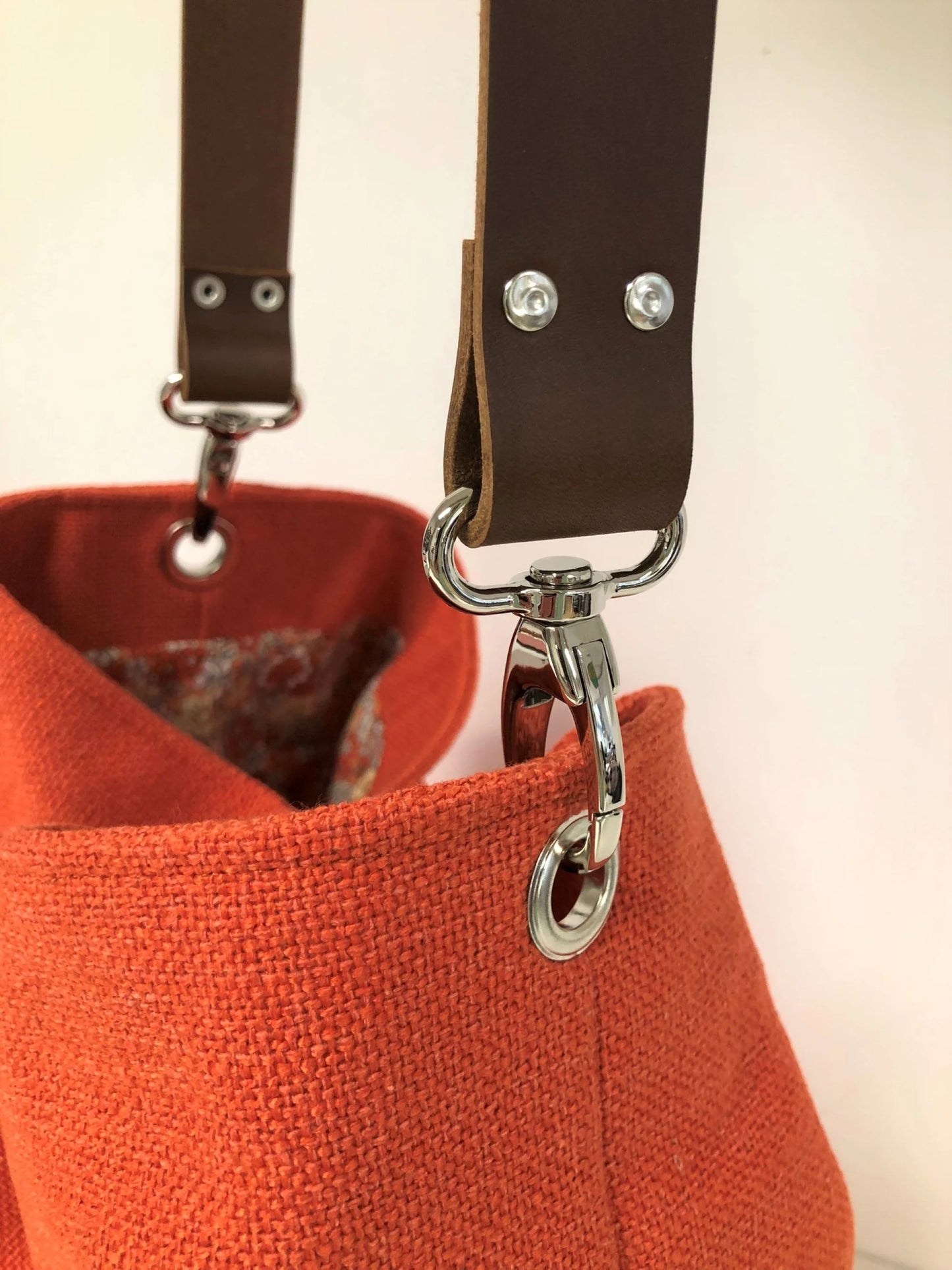 Le sac Hobo Lesfilsdisa en lin orange et anse en cuir marron amovible