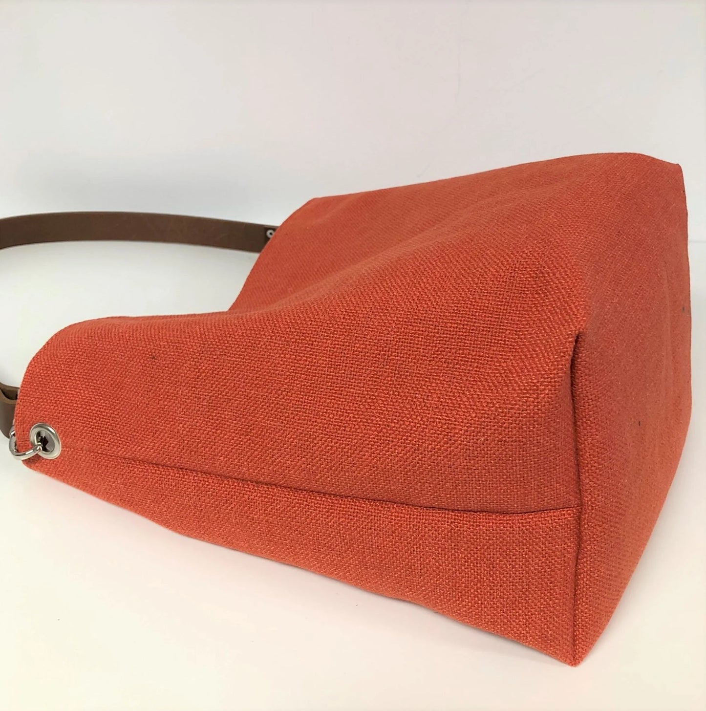 Le fond du sac Hobo Lesfilsdisa en lin orange et anse en cuir marron amovible