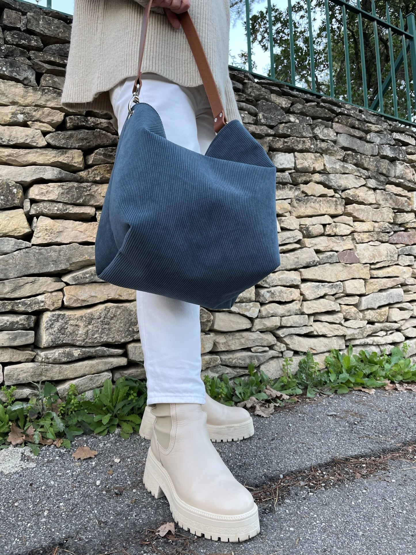 Le sac hobo Lesfilsdisa bleu canard porté à la main