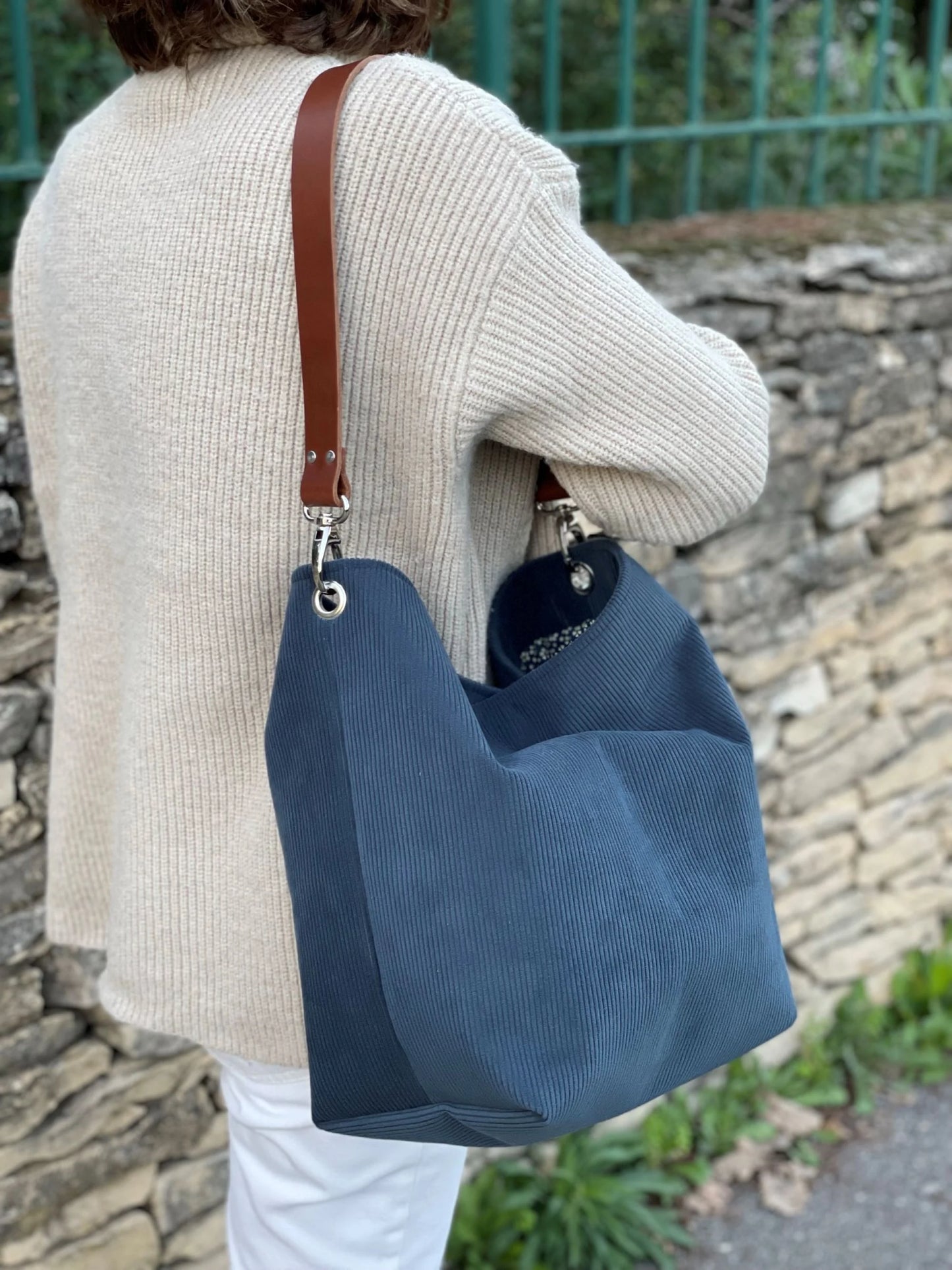 Le sac hobo Lesfilsdisa porté à l'épaule