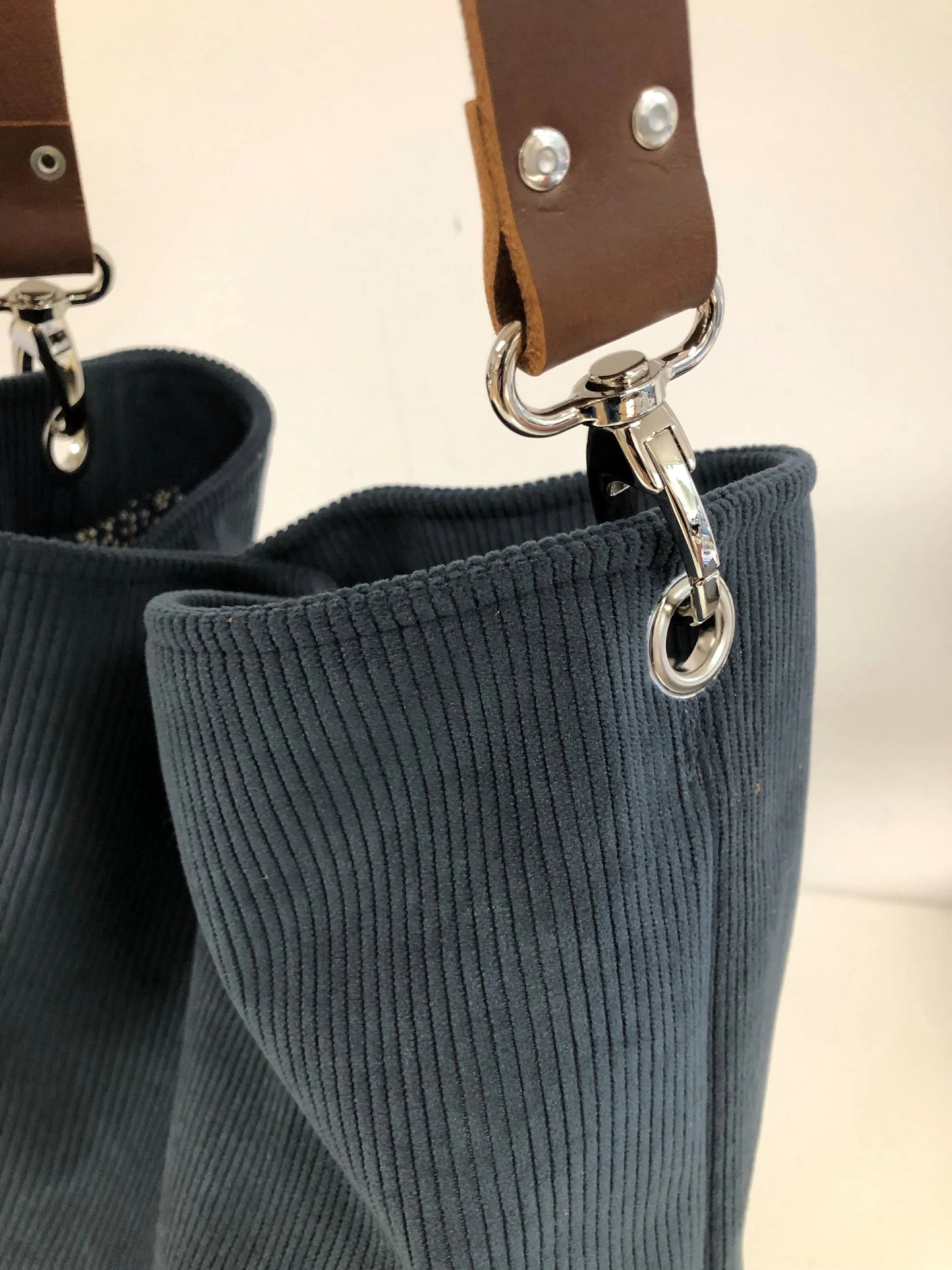 Vue de détail de l'anse en cuir unique du sac hobo Lesfilsdisa en velours côtelé bleu canard
