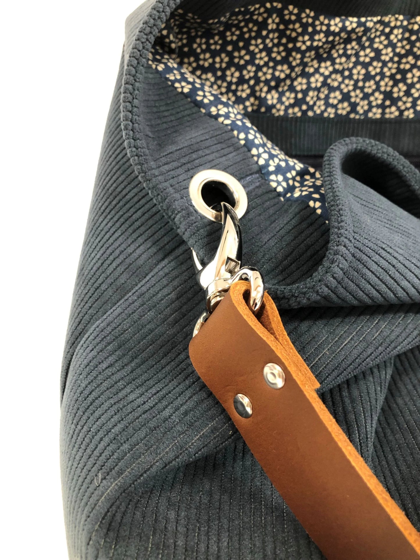 La doublure intérieure du sac hobo Lesfilsdisa en velours côtelé bleu canard