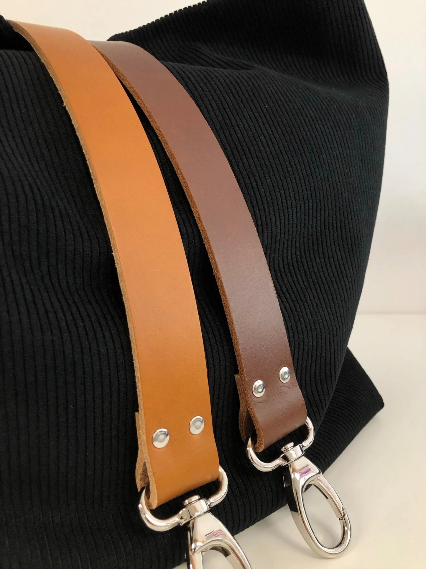 Les deux couleurs de cuir de l'anse du sac hobo Lesfilsdisa en velours cotelé noir