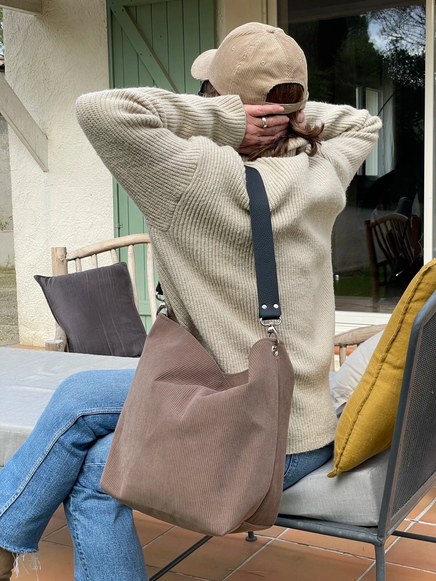 Le sac Hobo Lesfilsdisa porté à l'épaule