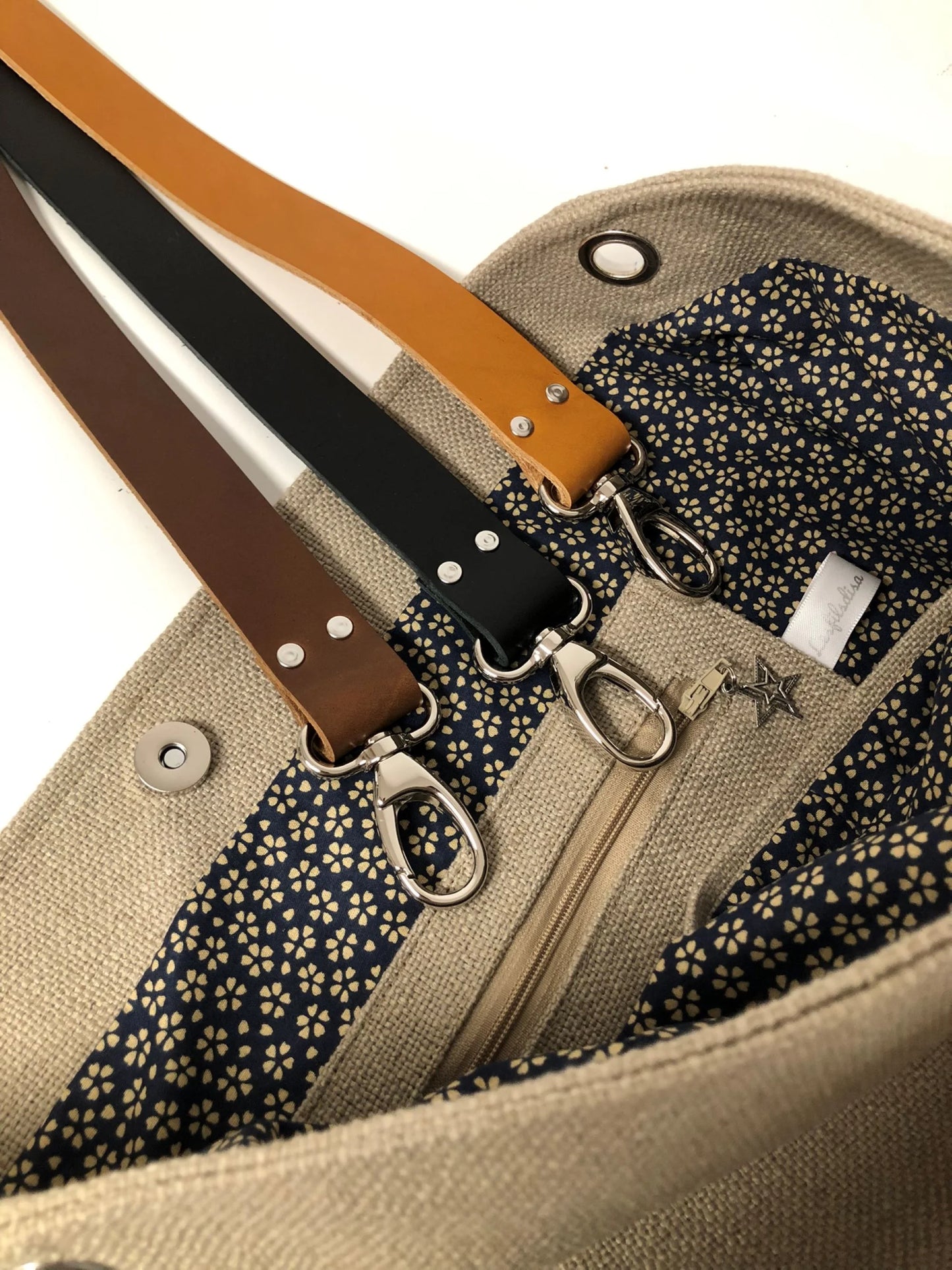 La poche intérieure zippée du sac hobo Lesfilsdisa en lin beige