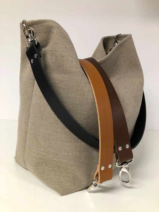 Le sac hobo en lin beige et ses 3 couleurs d'anses en cuir véritable.