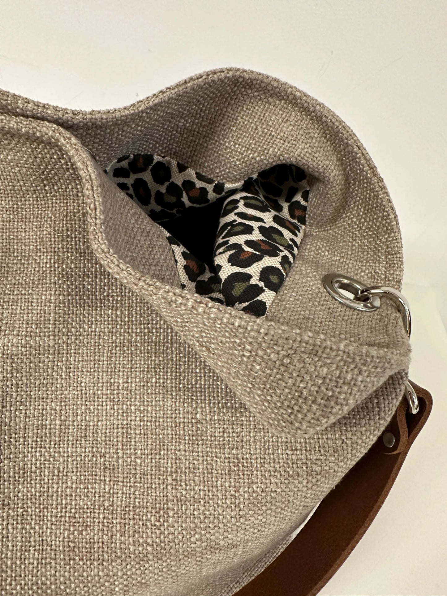 Aperçu de la doublure léopard du sac hobo en lin beige et léopard.