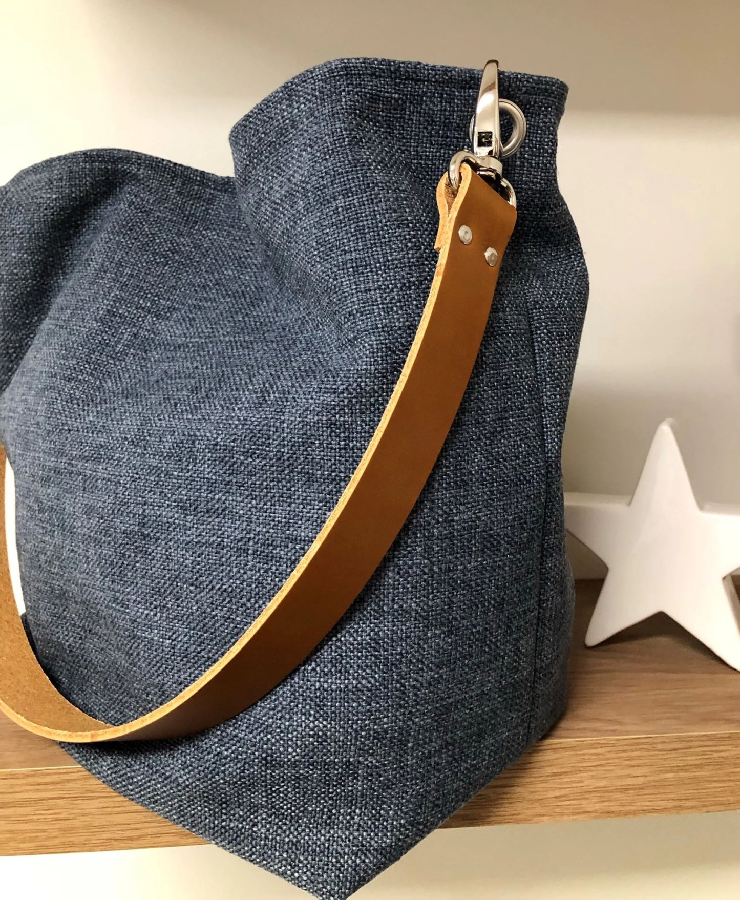 Le sac Hobo en lin bleu et anse en cuir fauve
