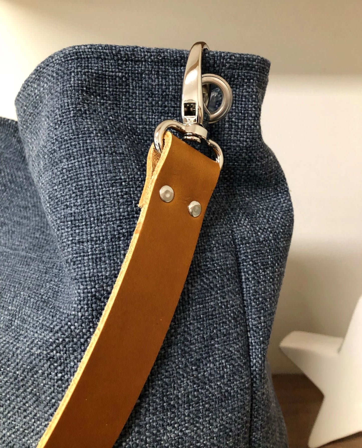 Le sac Hobo en lin bleu et anse en cuir fauve, vue de détail