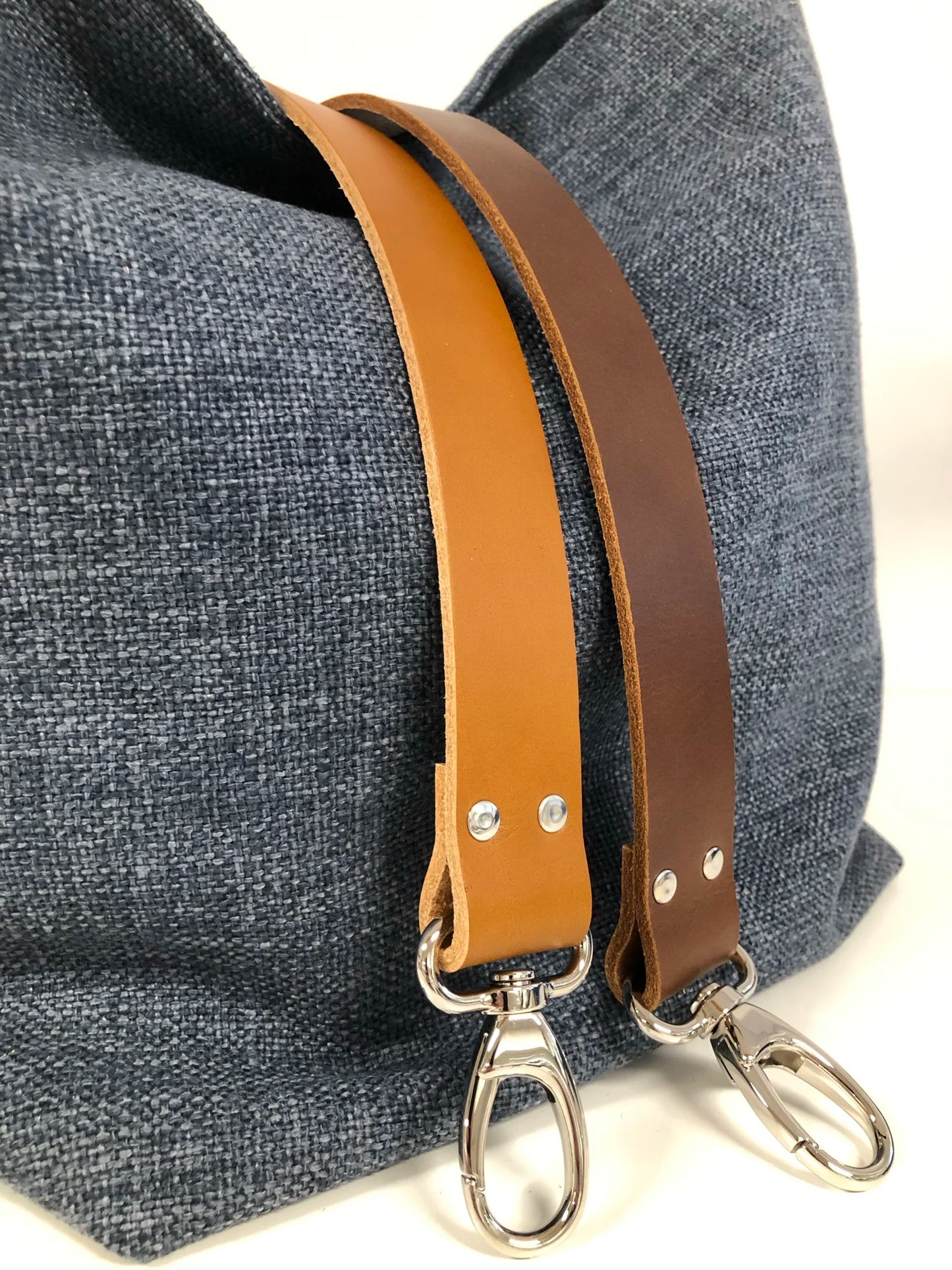 Le sac Hobo en lin bleu et anse en cuir fauve ou marron.