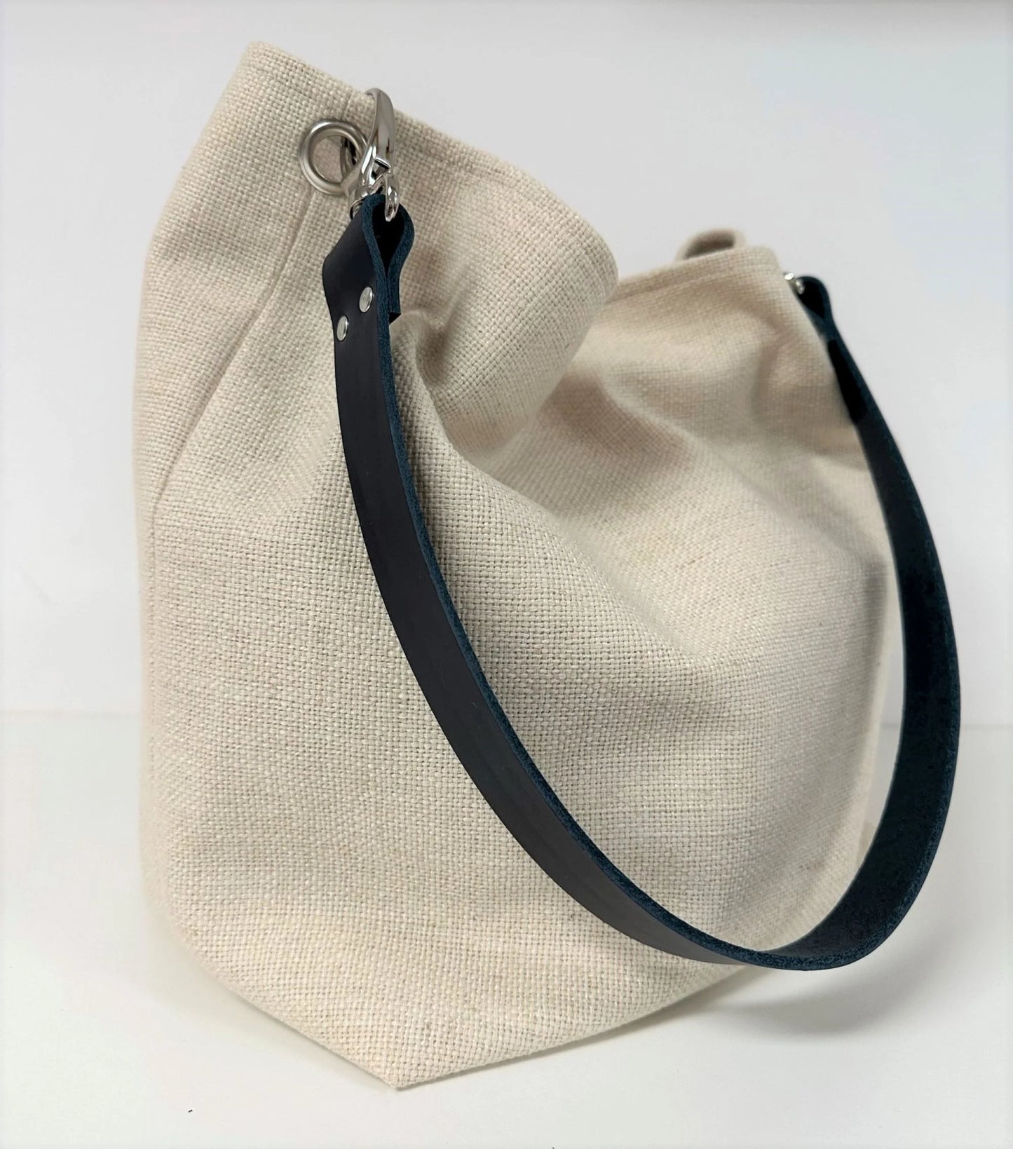 Le sac hobo Lesfilsdisa en lin ivoire et son anse en cuir amovible, bleu marine